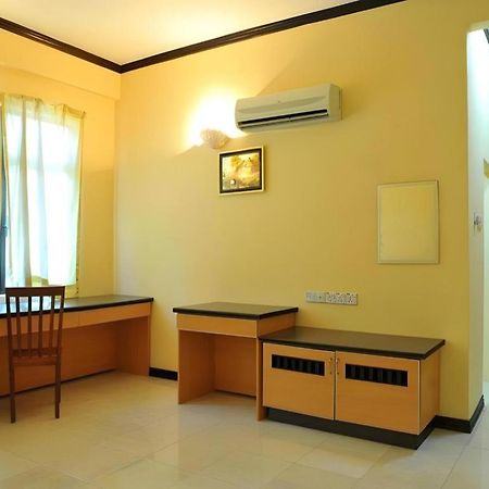 City Times Hotel Куантан Екстериор снимка