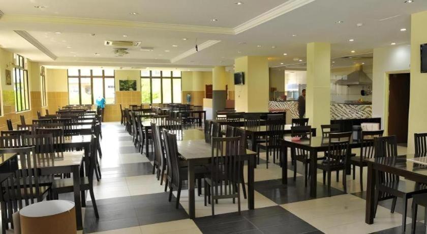 City Times Hotel Куантан Екстериор снимка