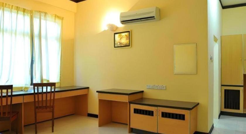 City Times Hotel Куантан Екстериор снимка