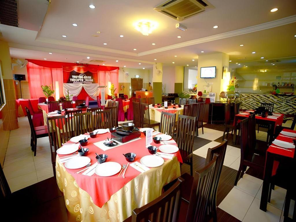 City Times Hotel Куантан Екстериор снимка