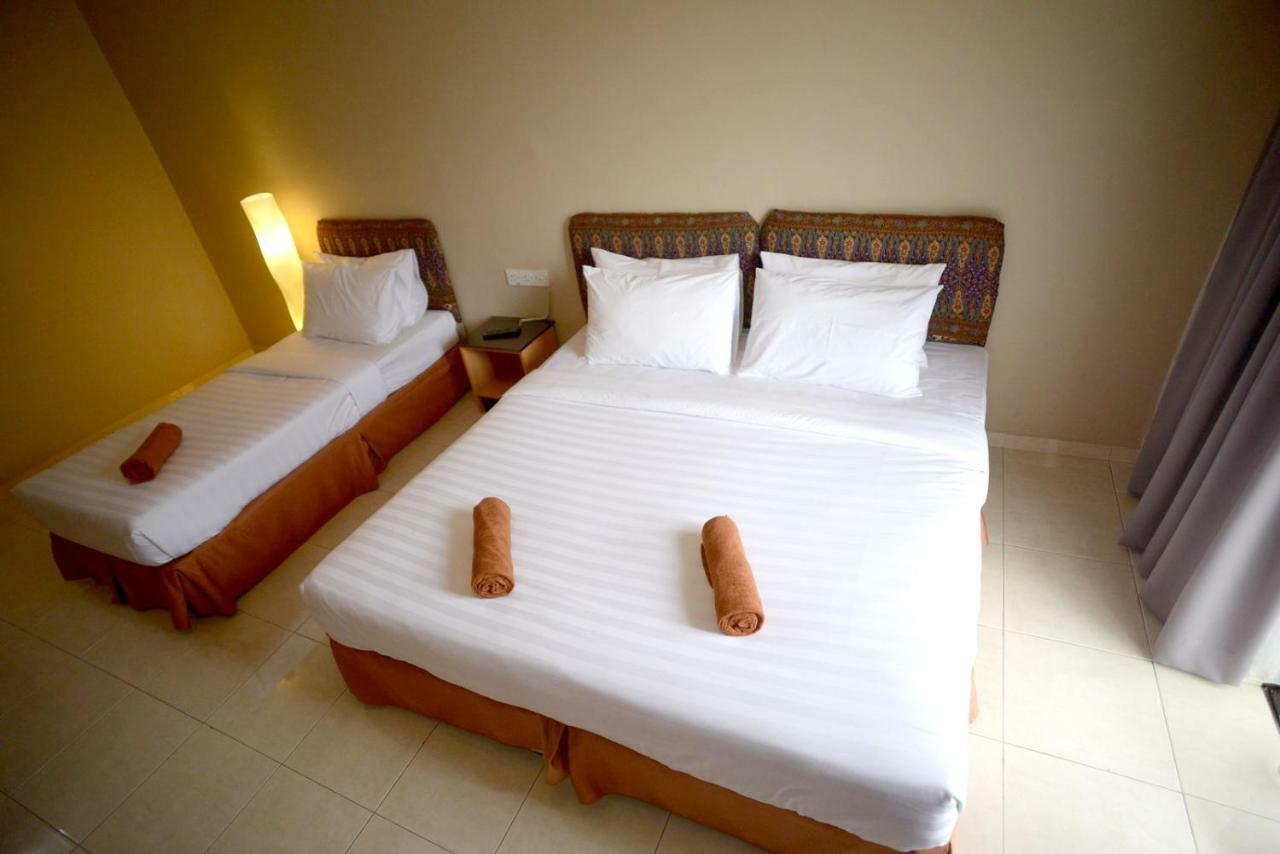 City Times Hotel Куантан Екстериор снимка
