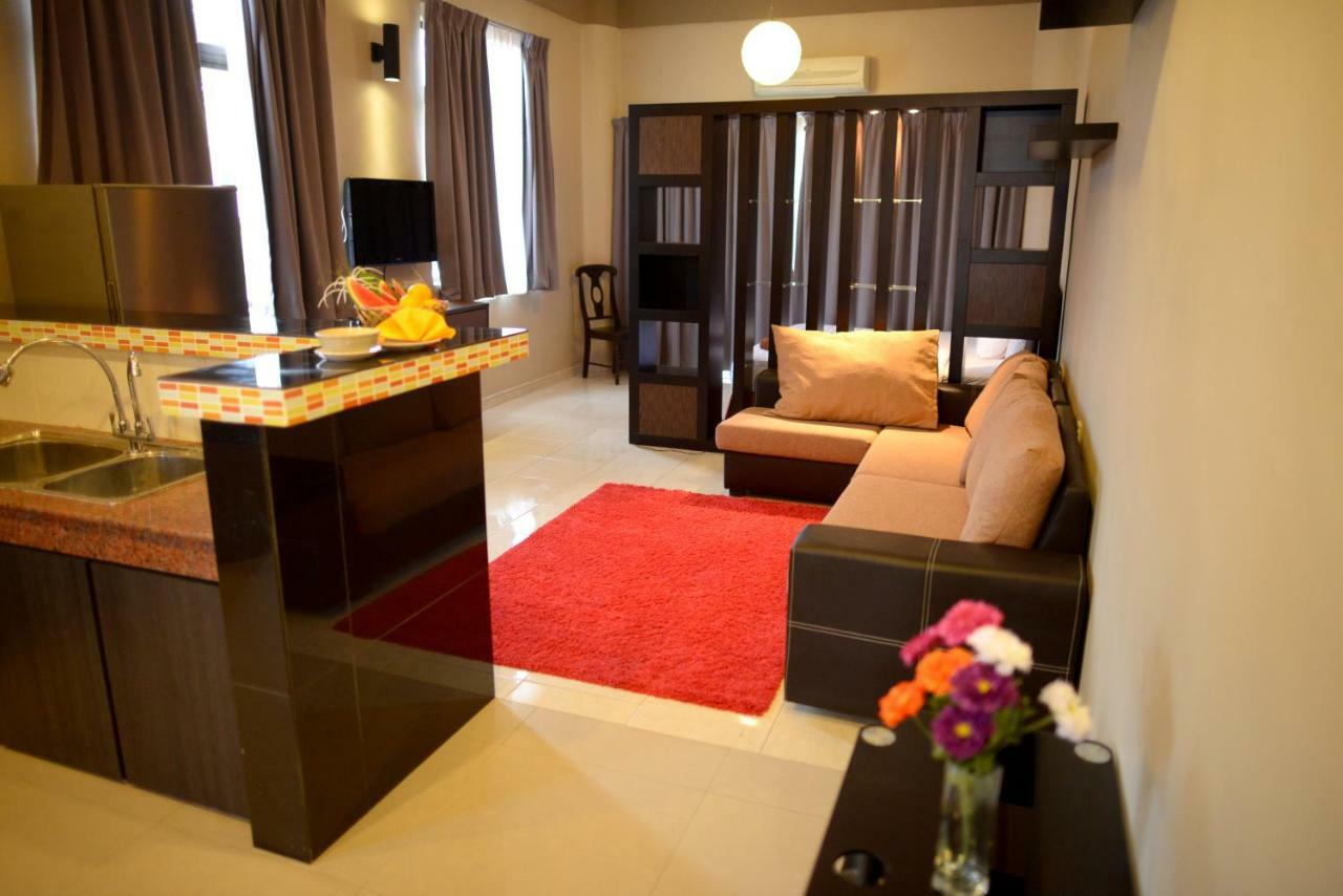 City Times Hotel Куантан Екстериор снимка